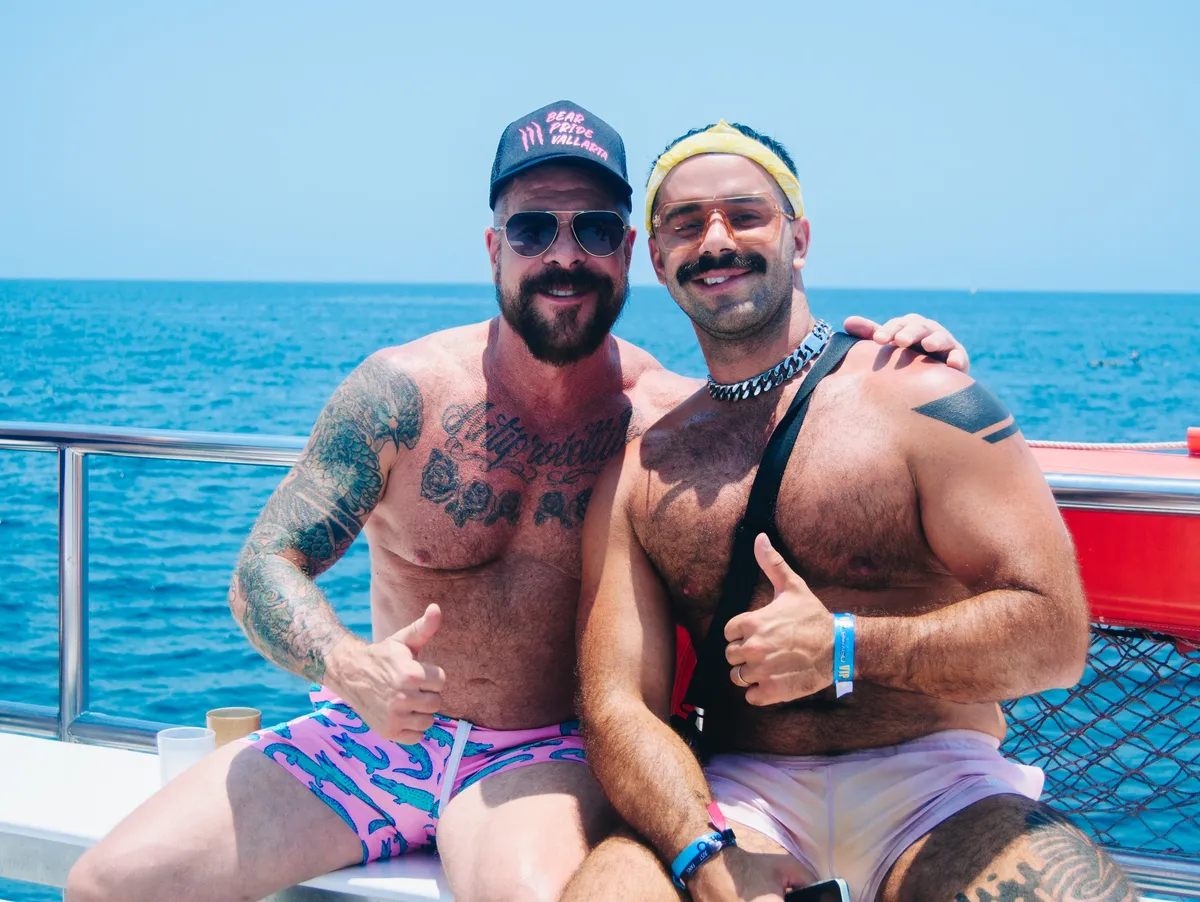 Bears arriving by catamaran at Las Caletitas